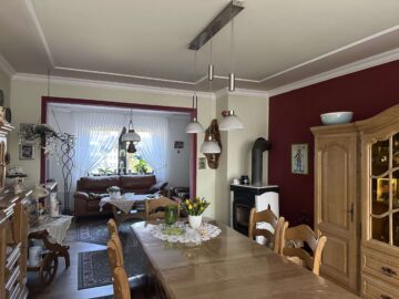 Modernisiertes Reihenmittelhaus in Vorzugslage - Wohn-Essbereich mit Kamin