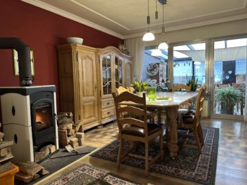 Modernisiertes Reihenmittelhaus in Vorzugslage - Essbereich mit Kamin