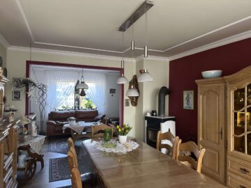 Modernisiertes Reihenmittelhaus in Vorzugslage - Wohn-Essbereich mit Kamin