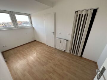 Dachgeschosswohnung in Zentraler Lage - 2 Zimmer neben der Küche