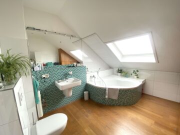 Altbaucharme in bester Lage - Neu saniertes Bad 2.OG