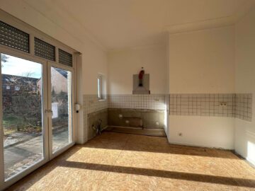 Altbau! Familientraum im Dornröschenschlaf - Küche mit Gartenausgang