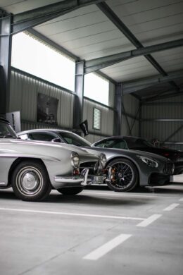 Exklusive Stellplätze für Oldtimer & Sportwagen - Impressionen der Halle