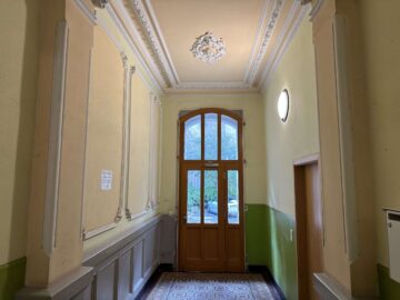 Sehr gepflegtes MFH mit starkem Potenzial - Gepflegte Eingangshalle