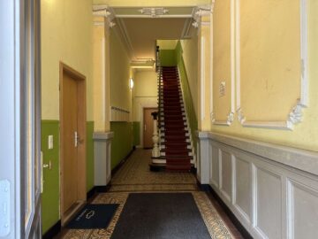 Sehr gepflegtes MFH mit starkem Potenzial - Treppenaufgang