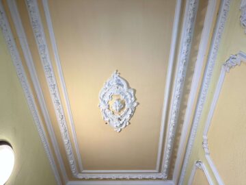 Sehr gepflegtes MFH mit starkem Potenzial - Stuck in der Eingangshalle