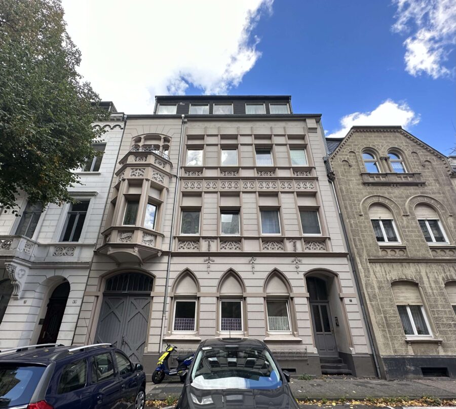 Sehr gepflegtes MFH mit starkem Potenzial - Straßenansicht